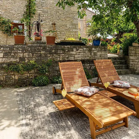 Traditionelle Steinfinca Mit Spielbereich, Babybett, Waschmaschine, Liegen
