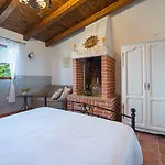 Traditionelle Steinfinca Mit Spielbereich, Babybett, Waschmaschine, Liegen *