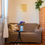 Traditionelle Steinfinca Mit Spielbereich, Babybett, Waschmaschine, Liegen Barban