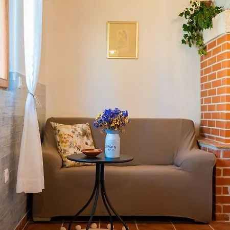Traditionelle Steinfinca Mit Spielbereich, Babybett, Waschmaschine, Liegen Barban