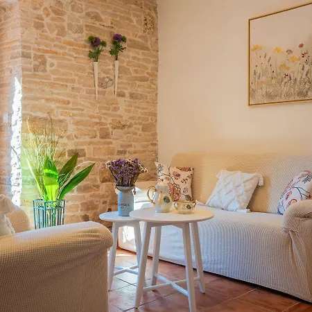 Traditionelle Steinfinca Mit Spielbereich, Babybett, Waschmaschine, Liegen