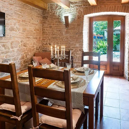 Traditionelle Steinfinca Mit Spielbereich, Babybett, Waschmaschine, Liegen Holiday home Barban