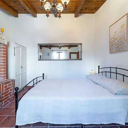 Traditionelle Steinfinca Mit Spielbereich, Babybett, Waschmaschine, Liegen * Barban